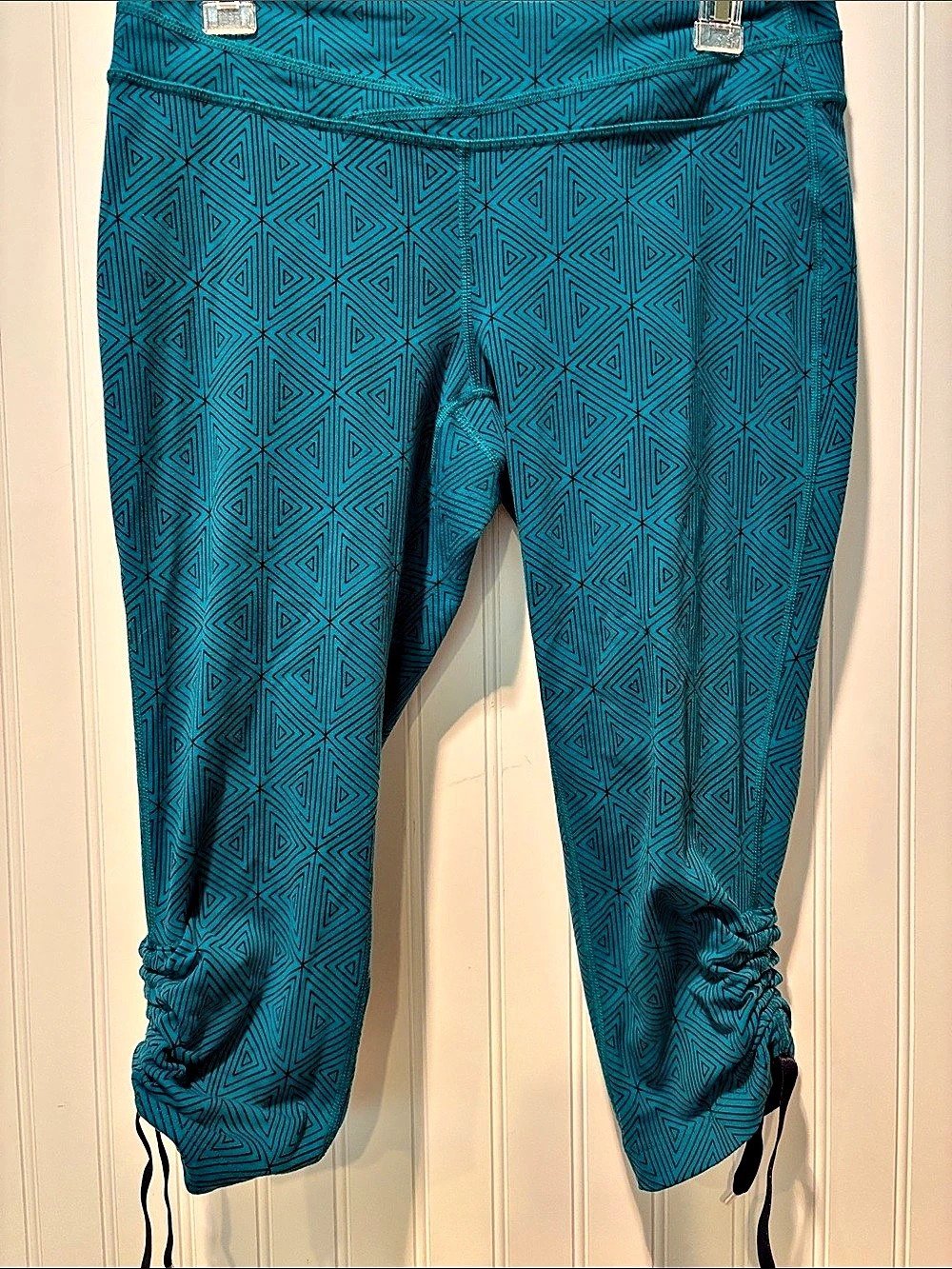 Lucy Geometric Athletic Leggings in Teal & Black SzL